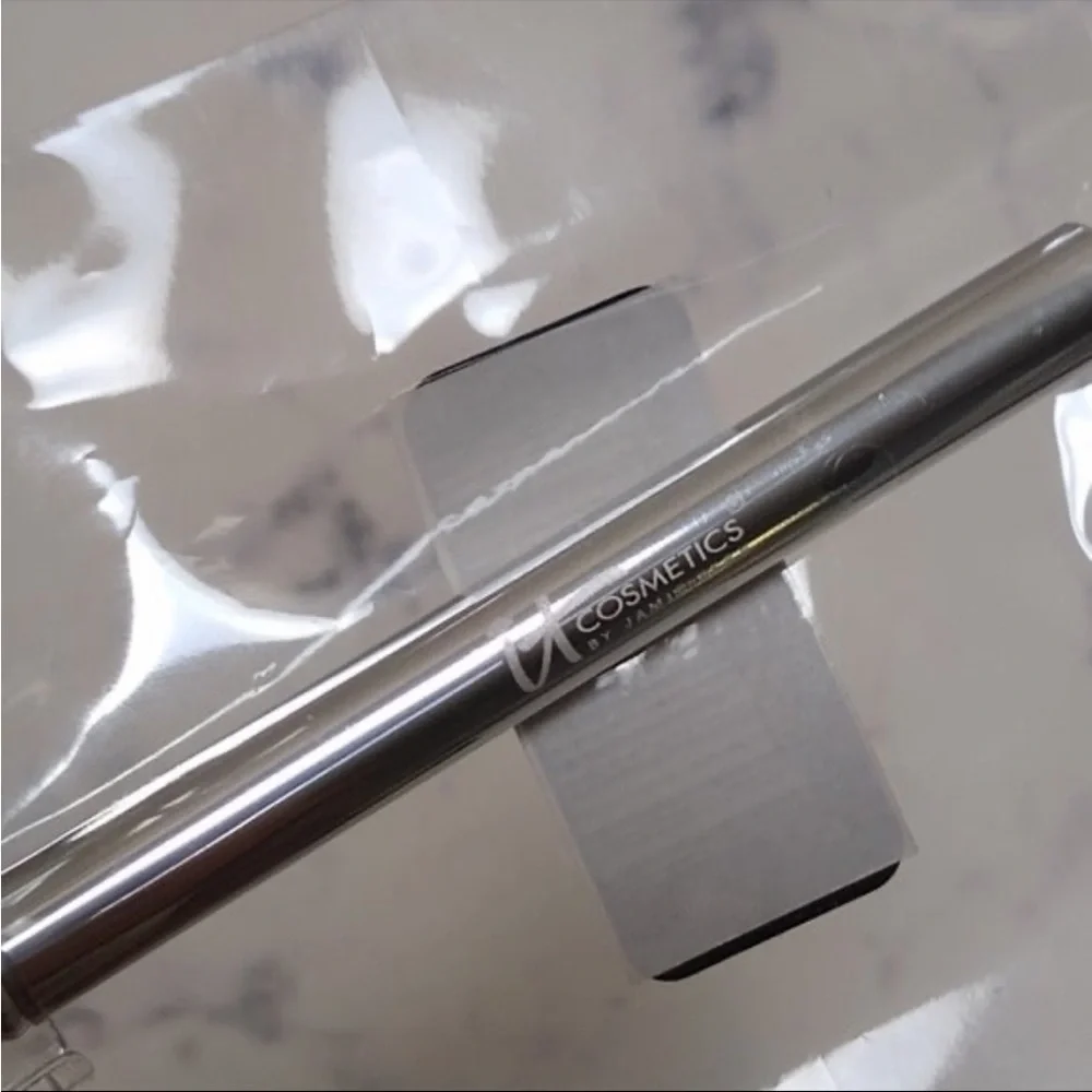 IT COSMETICS FAN BRUSH